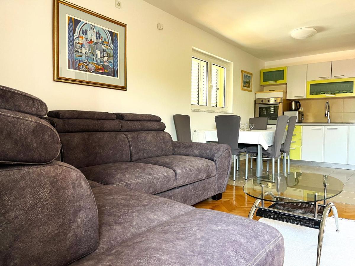 Apartment And Rooms Milak Rab Town Bagian luar foto