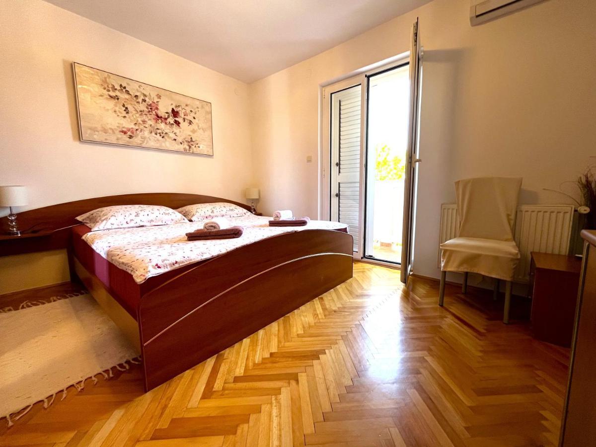 Apartment And Rooms Milak Rab Town Bagian luar foto