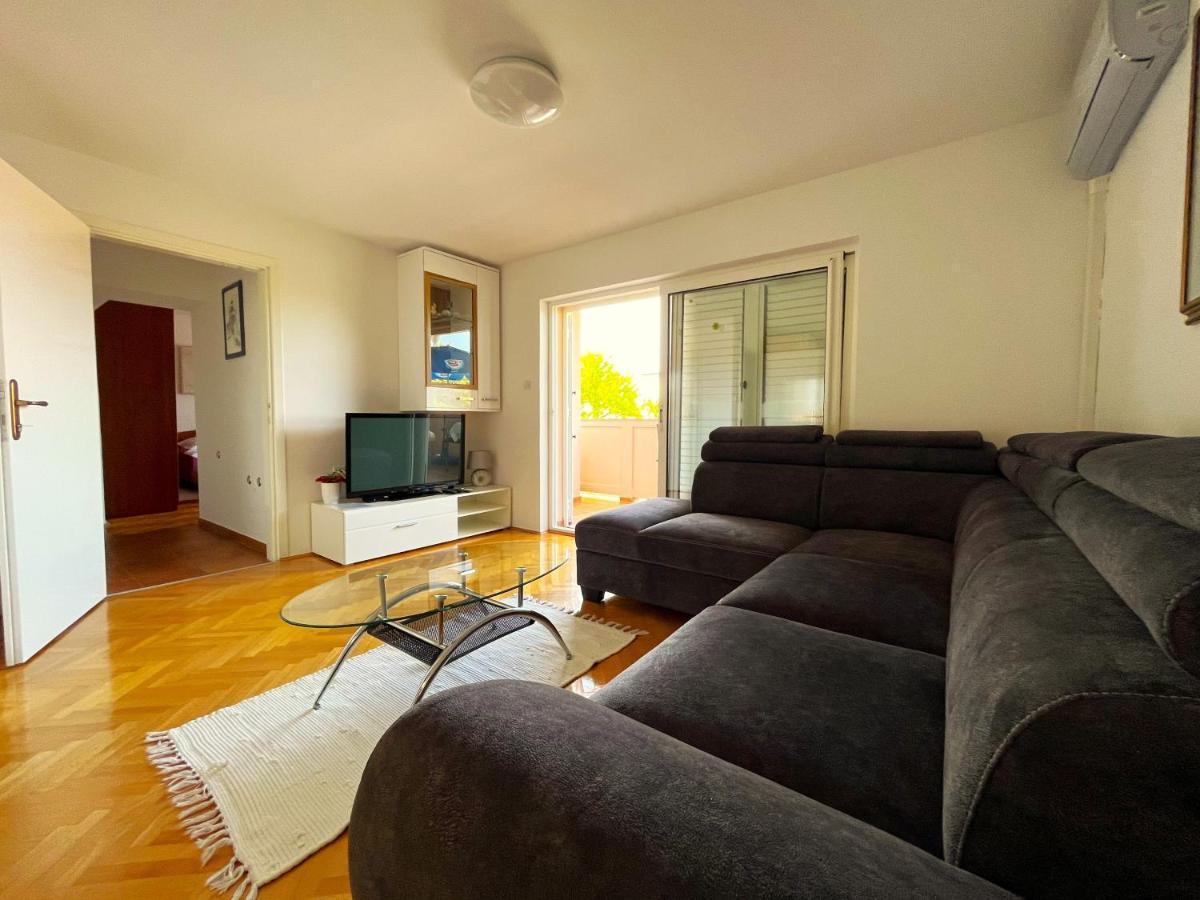 Apartment And Rooms Milak Rab Town Bagian luar foto