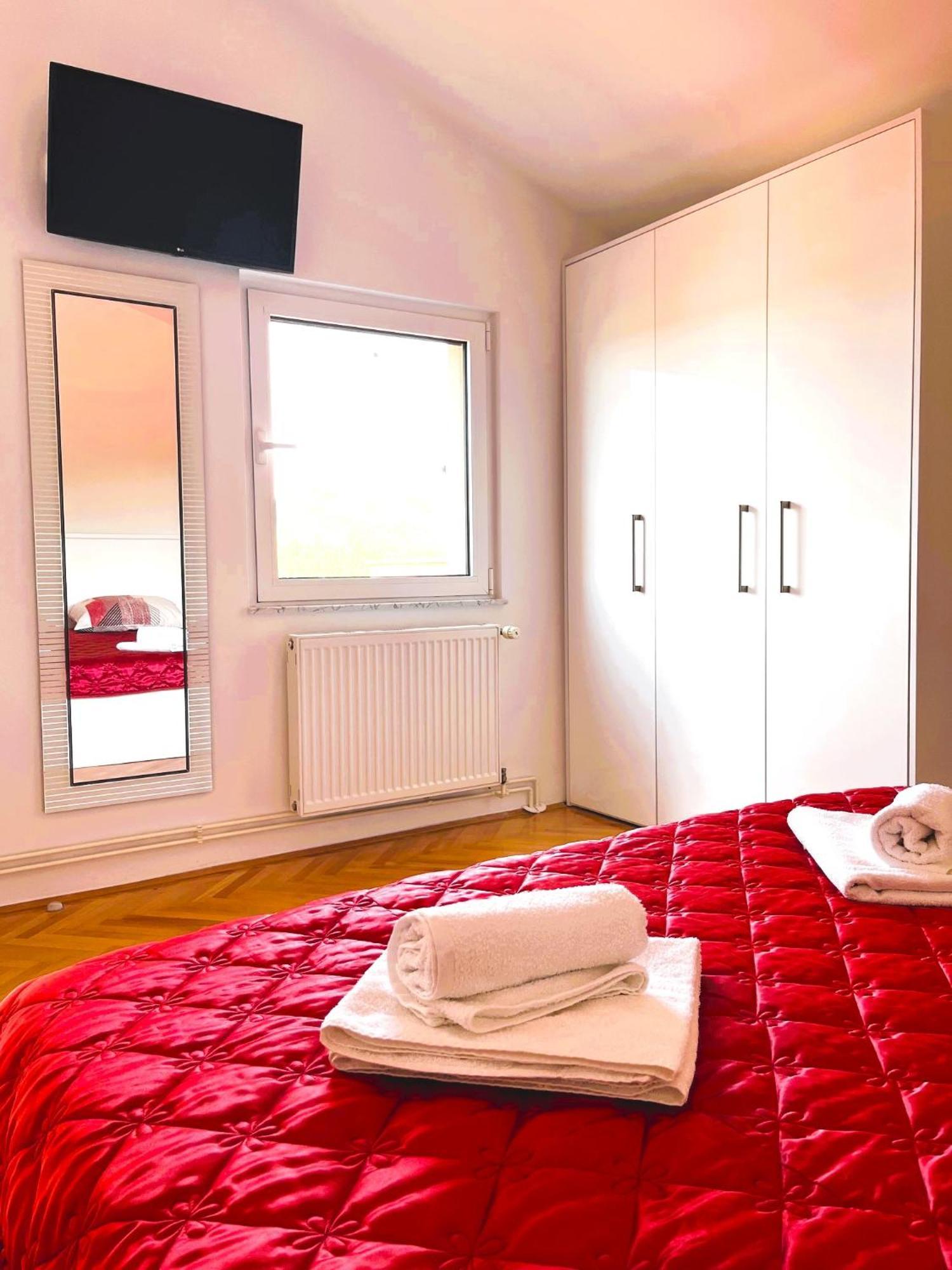 Apartment And Rooms Milak Rab Town Bagian luar foto
