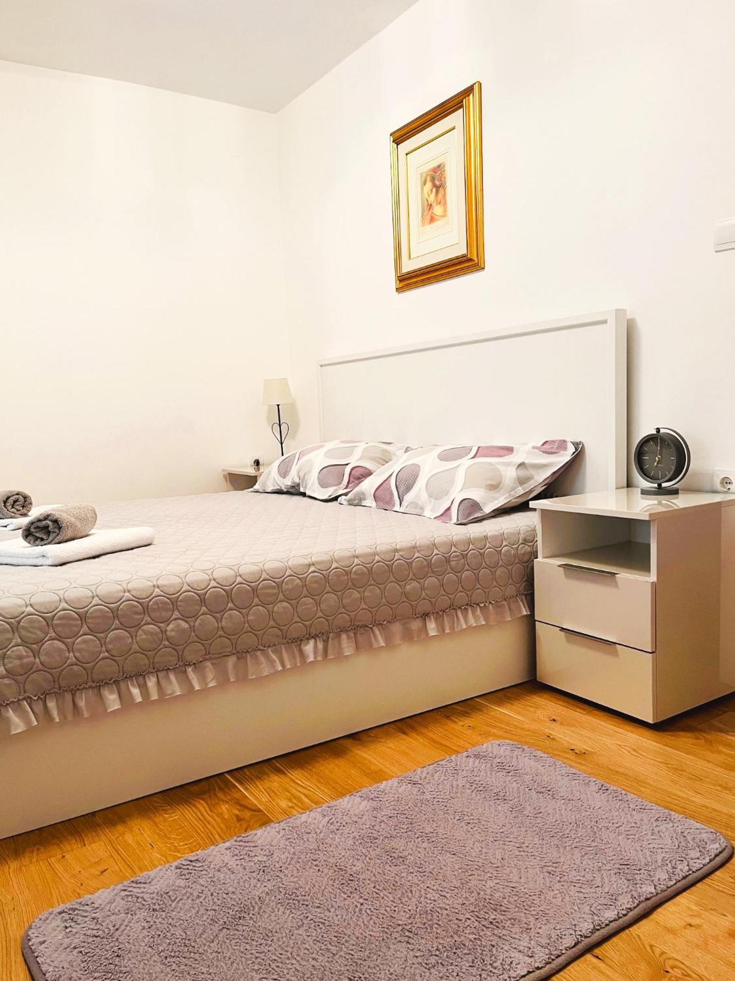 Apartment And Rooms Milak Rab Town Bagian luar foto