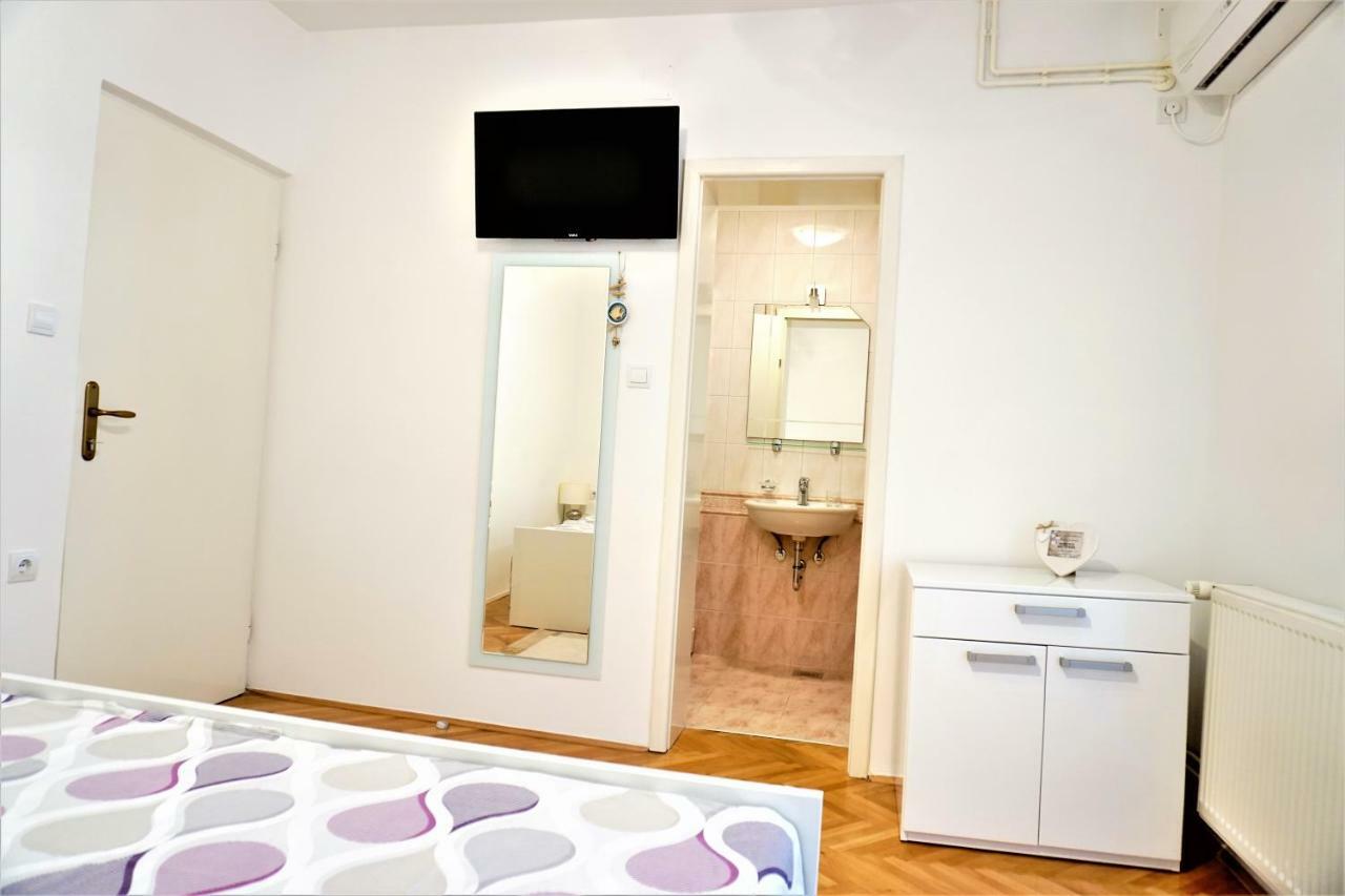 Apartment And Rooms Milak Rab Town Bagian luar foto