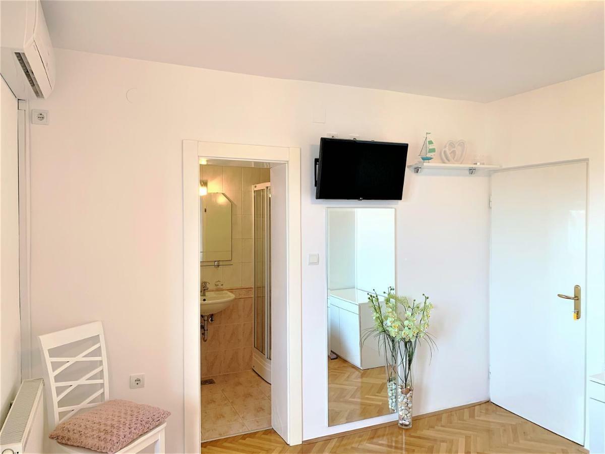 Apartment And Rooms Milak Rab Town Bagian luar foto