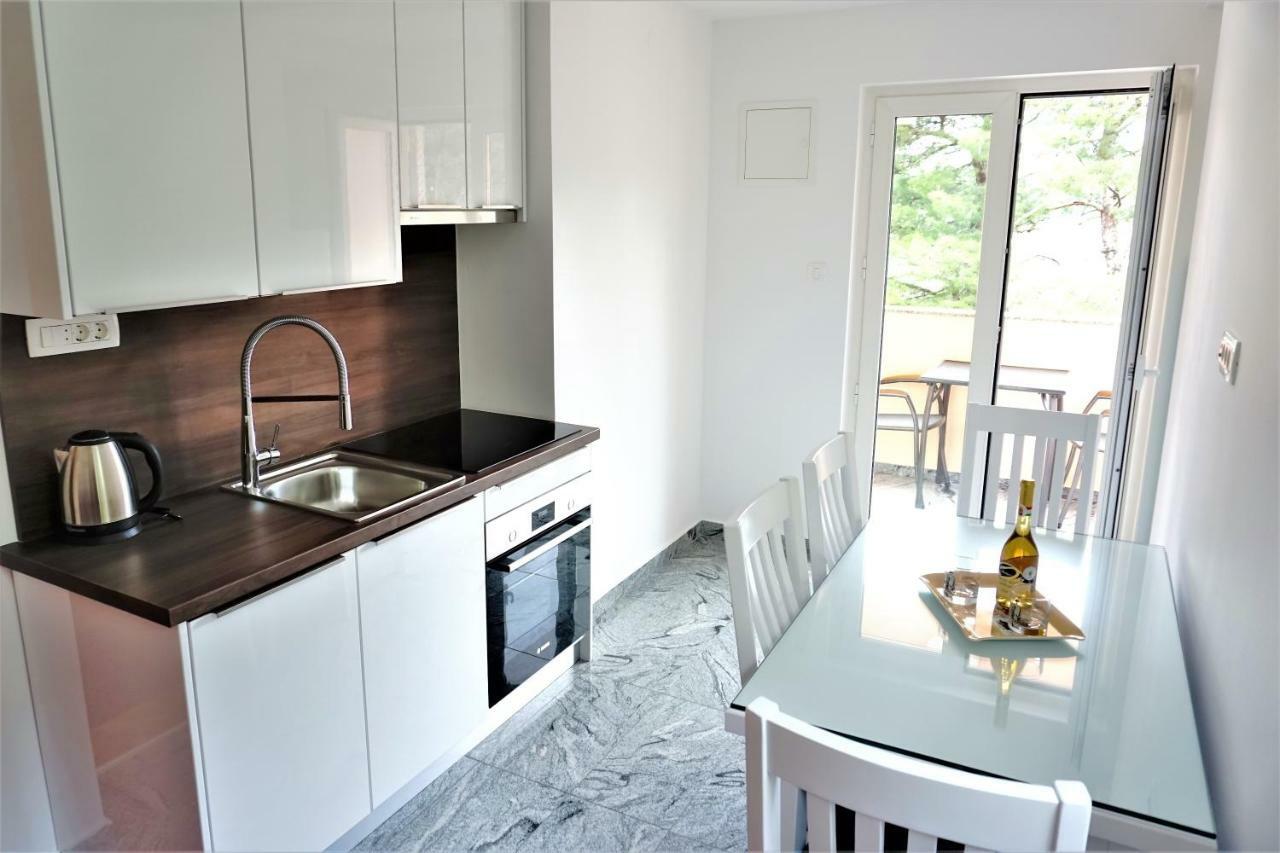 Apartment And Rooms Milak Rab Town Bagian luar foto