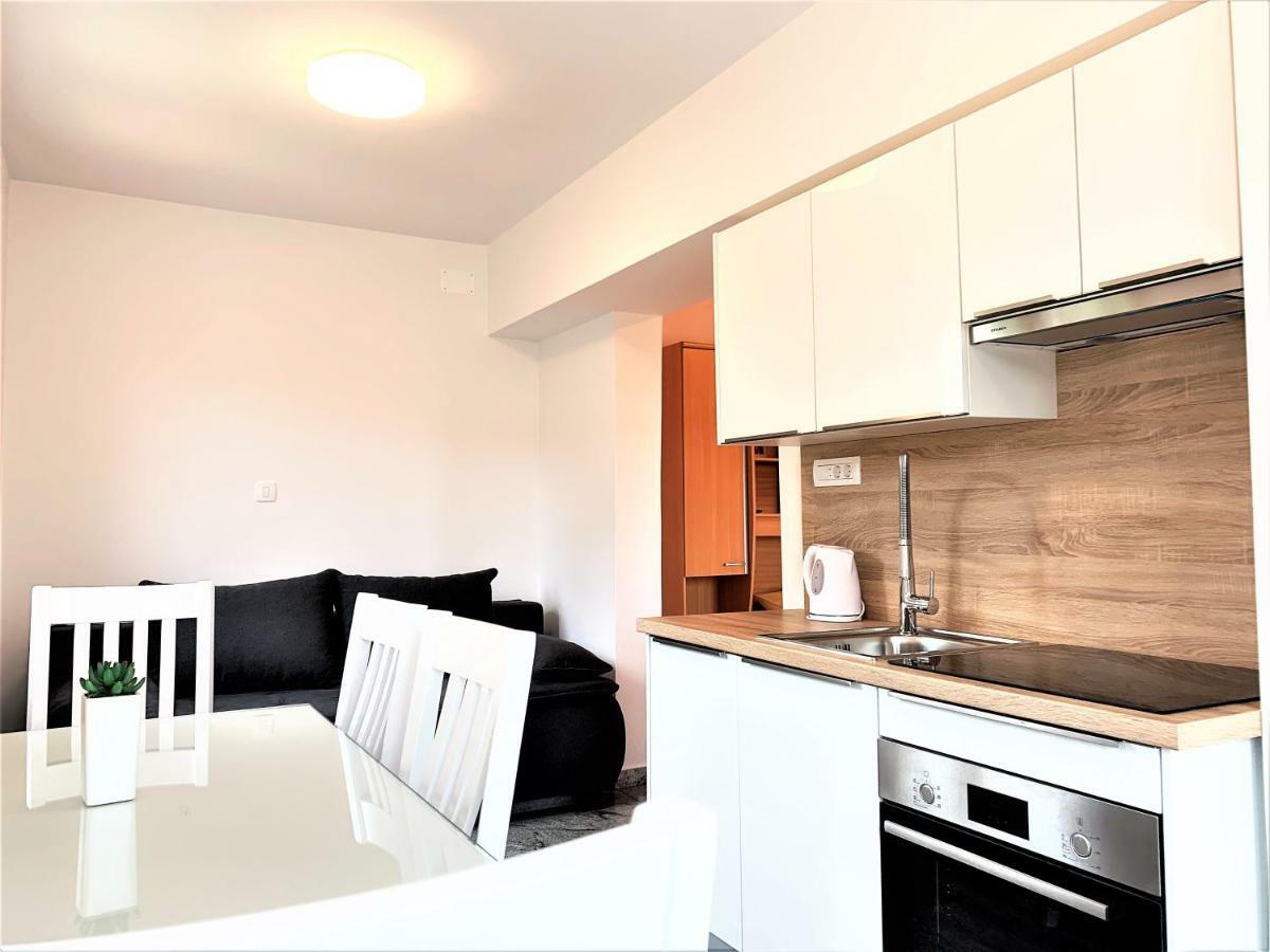 Apartment And Rooms Milak Rab Town Bagian luar foto