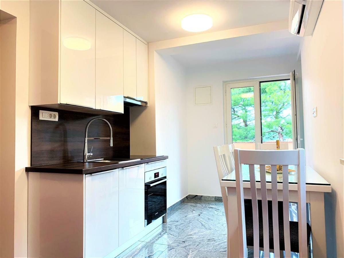 Apartment And Rooms Milak Rab Town Bagian luar foto